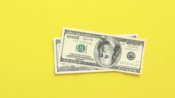 Κάνε Υπολογισμούς Βάλτε Εκατοδόλαρα Κίτρινο Φόντο Βάζοντας Χρήματα Ένα Φωτεινό — Αρχείο Βίντεο