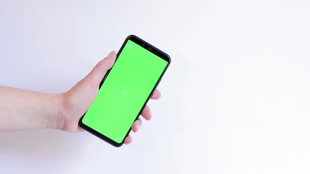 Beyaz Arka Planda Yeşil Ekranlı Bir Telefon Uygulama Veya Web — Stok video