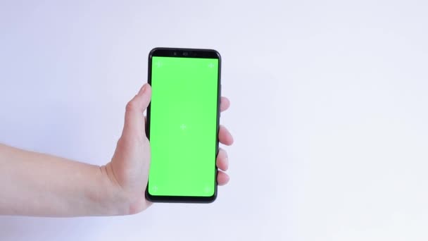 Telefon Zielonym Ekranem Dłoni Białym Tle Showcasing Przestrzeń Kopiowania Dla — Wideo stockowe