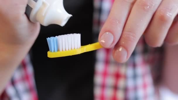 Ausdrücken Von Zahnpasta Auf Einer Gelben Zahnbürste Nahaufnahme Zähneputzen Gesundheitsfürsorge — Stockvideo