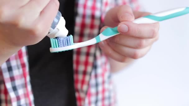 Borsta Tänderna Kvinna Badrummet Klämmer Vit Tandkräm Ett Rör Hälsovård — Stockvideo