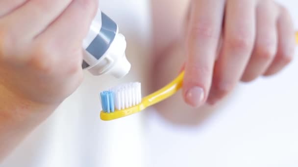 Presser Dentifrice Sur Une Brosse Dents Jaune Gros Plan Brosse — Video