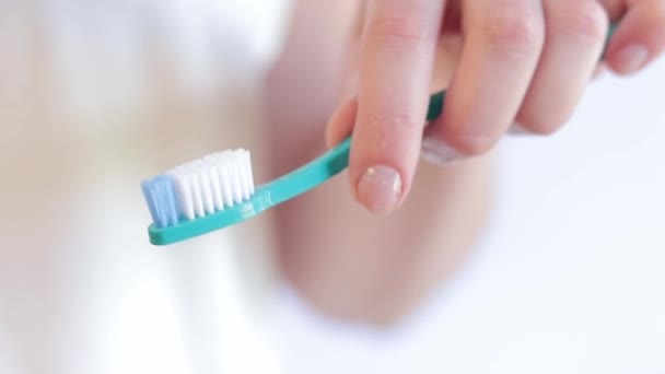 Escova Dentes Uma Mulher Banheiro Está Espremendo Pasta Dentes Branca — Vídeo de Stock