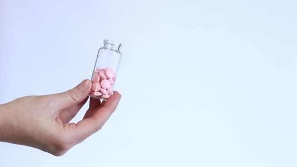Влейте Таблетку Стеклянной Бутылки Руку Женщине Витамины Пищевые Добавки Крупным — стоковое видео