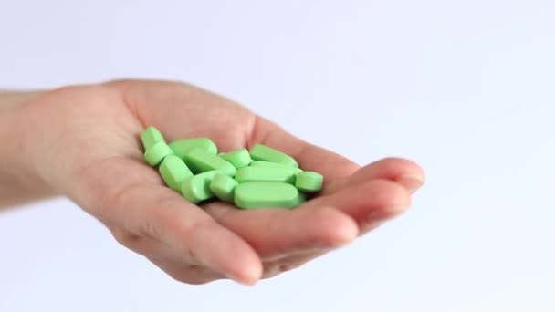 Des Vitamines Dans Main Une Femme Des Pilules Vertes Prendre — Video