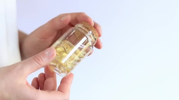 Omega Małej Szklanej Butelce Jasnożółte Przezroczyste Witaminy Białym Tle Medycyna — Wideo stockowe