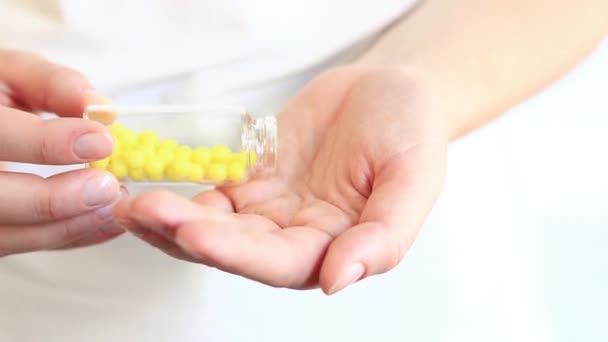 Nalijte Pilulky Skleněné Láhve Ženě Ruky Vitamin Kyselina Askorbová Vitamíny — Stock video