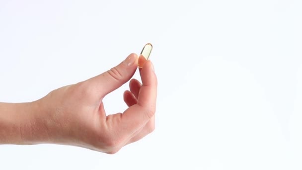 Tobolka Léku Ženských Rukou Omega Jasně Žluté Transparentní Vitamíny Bílém — Stock video
