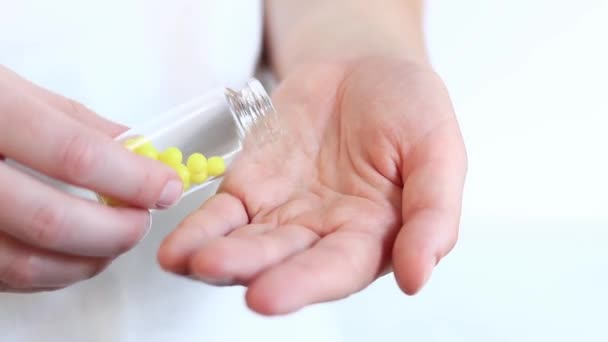 Despeje Comprimidos Amarelos Uma Garrafa Vidro Mão Uma Mulher Vitamina — Vídeo de Stock