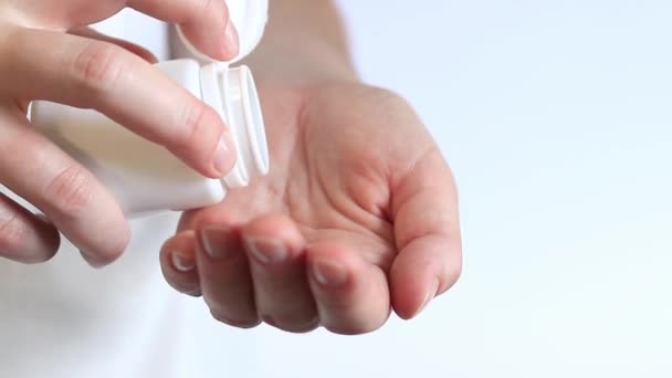 Coloque Comprimidos Verdes Frasco Branco Sua Mão Vitaminas Suplementos Dietéticos — Vídeo de Stock