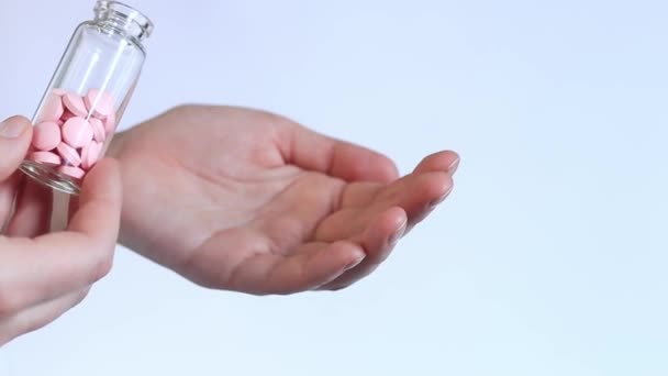 Despeje Comprimido Uma Garrafa Vidro Mão Uma Mulher Vitaminas Suplementos — Vídeo de Stock