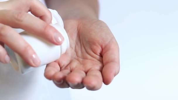 Giet Groene Tabletten Uit Witte Fles Hand Vitaminen Voedingssupplementen Close — Stockvideo