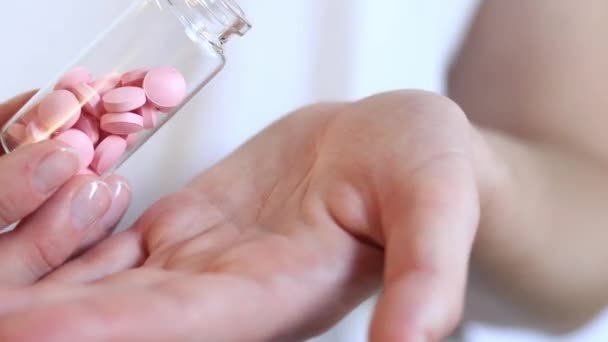Pigułki Różowe Witaminy Szklanej Butelce Wlej Witaminy Dłoń Koncepcja Medycyny — Wideo stockowe