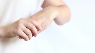 El kremi. Masaj hareketleriyle cildine el kremi sür, yakın plan. Yaşlanma önleyici kozmetik. Kadınların el bakımı