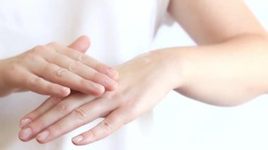 El kremi. Masaj hareketleriyle cildine el kremi sür, yakın plan. Yaşlanma önleyici kozmetik. Kadınların el bakımı