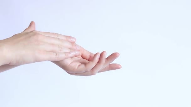 ハンドクリーム マッサージの動きで肌にハンドクリームを塗り クローズアップ アンチエイジング化粧品 女性の手のケア — ストック動画