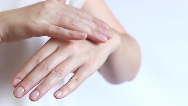 Creme Mão Aplique Creme Mão Pele Com Movimentos Massagem Close — Vídeo de Stock