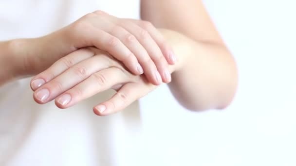 Handcreme Handcreme Mit Massagebewegungen Aus Nächster Nähe Auf Die Haut — Stockvideo