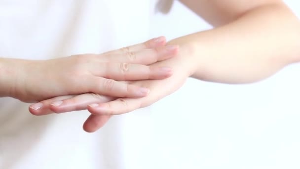 Handcreme Handcreme Mit Massagebewegungen Aus Nächster Nähe Auf Die Haut — Stockvideo