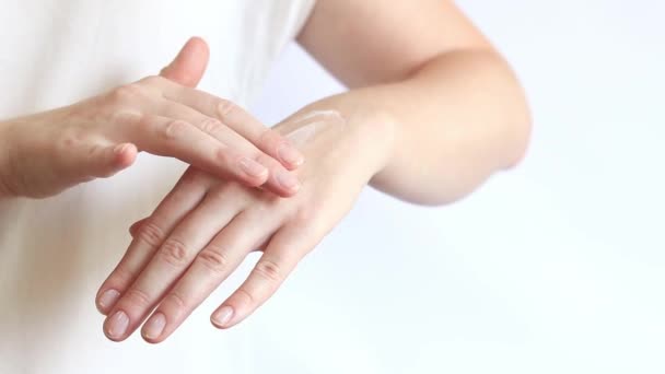 Handkräm Applicera Handkräm Huden Med Massagerörelser Närbild Aging Kosmetika Kvinnors — Stockvideo