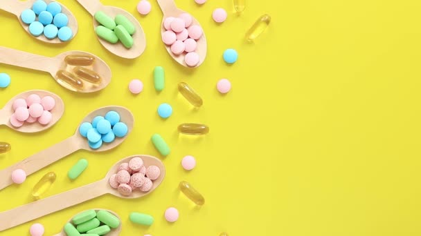 Vitaminen Een Gele Achtergrond Bovenaanzicht Pillen Van Verschillende Kleuren Houten — Stockvideo