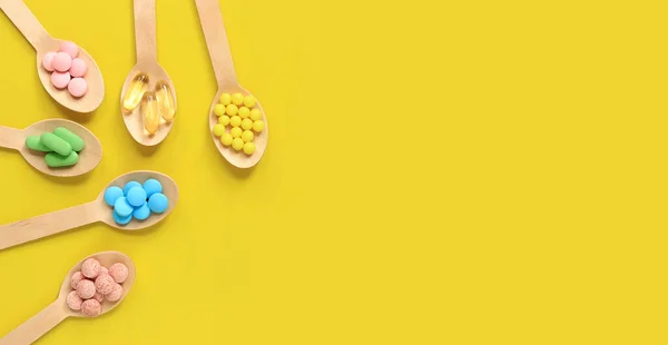 Vitamine Sfondo Giallo Vista Dall Alto Pillole Diversi Colori Cucchiai — Foto Stock