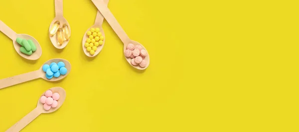 Vitaminas Cores Diferentes Colheres Madeira Fundo Amarelo Vista Superior Indústria — Fotografia de Stock