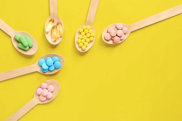 Vitamine Sfondo Giallo Vista Dall Alto Pillole Diversi Colori Cucchiai — Foto Stock