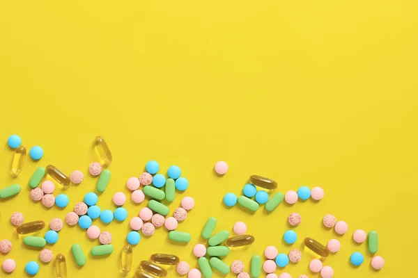 Vitamine Diversi Colori Sfondo Giallo Vista Dall Alto Sparse Pillole — Foto Stock
