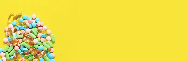 Витамины Разных Цветов Желтом Фоне Вид Сверху Кучу Ярких Таблеток — стоковое фото