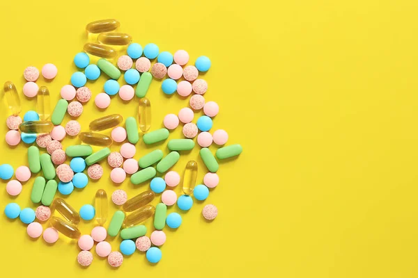 Vitamine Diversi Colori Sfondo Giallo Vista Dall Alto Mucchio Pillole — Foto Stock