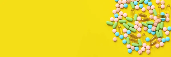 Vitamine Diversi Colori Sfondo Giallo Vista Dall Alto Mucchio Pillole — Foto Stock