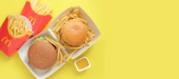 키예프 우크라이나 2023년 10일 햄버거가 상자와 노란색 배경에 튀김이 상단보기 — 스톡 사진