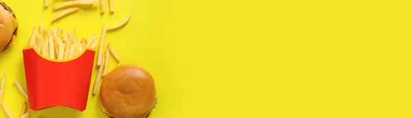 Hranolky Papírových Obalech Hamburgery Žlutém Pozadí Pohled Shora Rychlé Občerstvení — Stock fotografie