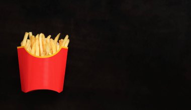 Koyu ahşap arka planda patates kızartması, üst manzara. Metin için boş alan. Boşluğu kopyala