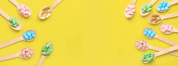 Vitaminas Fundo Amarelo Vista Superior Comprimidos Cores Diferentes Colheres Madeira — Fotografia de Stock