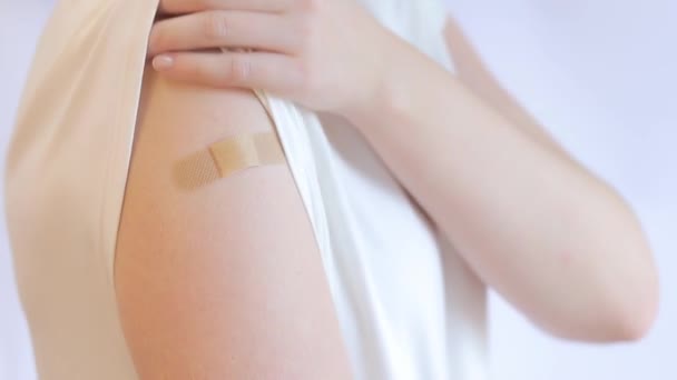 Band Aid Ombro Uma Menina Depois Receber Uma Dose Vacina — Vídeo de Stock