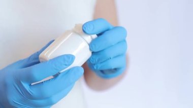 Lateks eldivenli eller bir kavanoz hap tutuyor. Tıp ve sağlık hizmetleri kavramı, farmakoloji. Doktor vitaminli beyaz şişe gösteriyor.