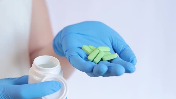 Ręce Lateksowych Rękawiczkach Medycznych Trzymają Słoik Tabletek Koncepcja Medycyny Opieki — Wideo stockowe