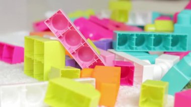 Çocuklar tuvaletini temizliyorum. Çocuk oyuncakları topla, yakın plan. Büyük tasarım detayları. Küçük çocuklar için oyuncaklar