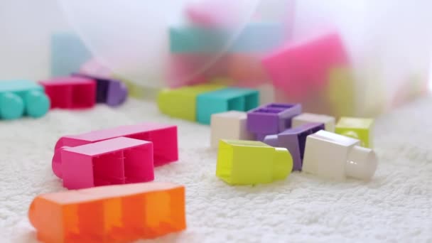 Прибирання Дитячій Кімнаті Збирайте Дитячі Іграшки Крупним Планом Великі Деталі — стокове відео