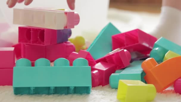 Schoonmaken Kinderkamer Verzamel Kinderspeelgoed Close Grote Ontwerpdetails Speelgoed Voor Kleine — Stockvideo
