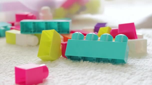 Limpeza Quarto Das Crianças Recolher Brinquedos Infantis Close Grandes Detalhes — Vídeo de Stock