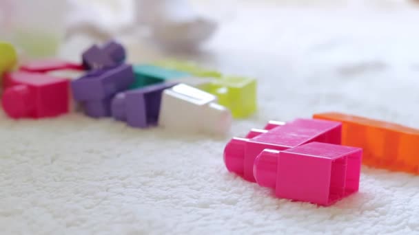 Sprzątanie Pokoju Dziecięcym Zbieraj Zabawki Dla Dzieci Zbliżenie Duże Szczegóły — Wideo stockowe