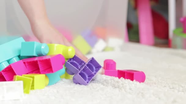 Καθαρισμός Στο Παιδικό Δωμάτιο Συλλέξτε Παιδικά Παιχνίδια Κοντινό Πλάνο Μεγάλες — Αρχείο Βίντεο