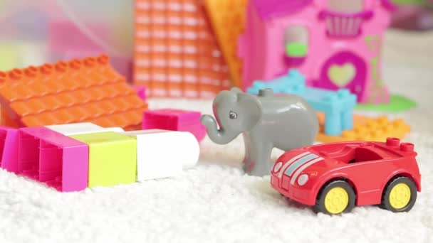 Takarítok Gyerekszobában Gyűjtsd Össze Gyerekjátékokat Közelről Nagy Tervezési Részletek Játékok — Stock videók