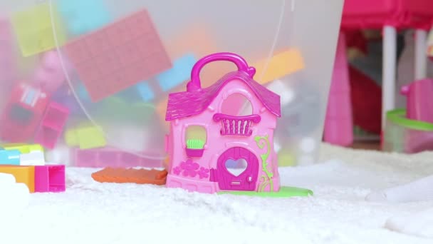 Sprzątanie Pokoju Dziecięcym Zbieraj Zabawki Dla Dzieci Zbliżenie Duże Szczegóły — Wideo stockowe