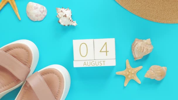 8月から 夏のアクセサリー付きの青い背景の木製のカレンダー トップビュー 夏のバケーション 永遠のカレンダー ブーツ そしてヒトデシュの貝 1から31までの日付の代替変更 — ストック動画