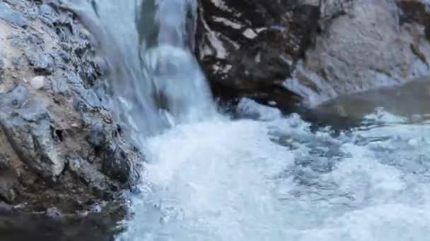 Montanha Rio Que Flui Através Pedras Pedra Rio Com Fluxo — Vídeo de Stock