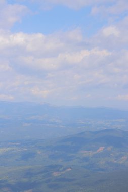 Dağ manzarası, Karpat dağlarının tepeleri, Ukrayna. Turizm konsepti. Ormanlık alan, yazın doğa. Tonsal perspektif
